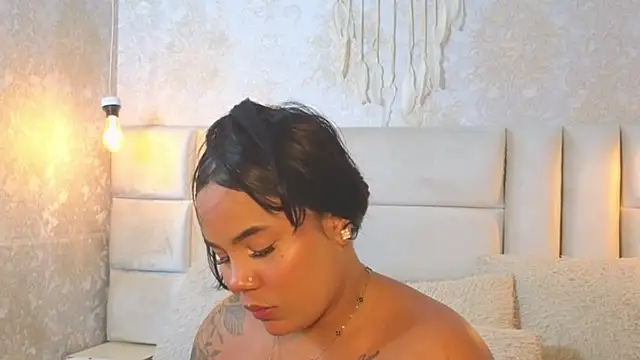 EmilyQueen3x 现场XXX聊天