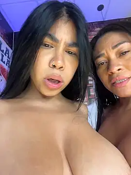 SmileyBabeXXX live XXX chat