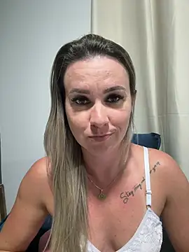 SuhHWhotwife Show in webcam