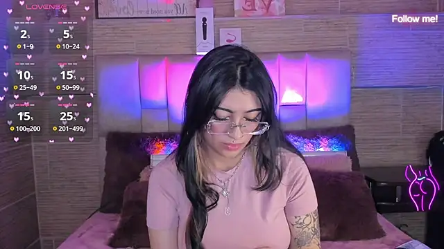 צ'אט XXX בשידור חי של mia_devine_