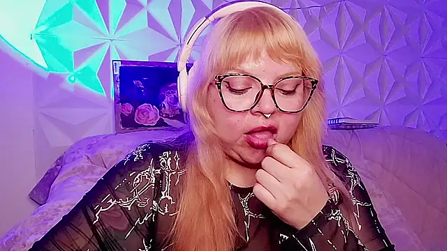 Chat +18 de Satyn_doll ao vivo