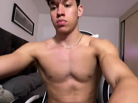 Luke_Muscle élő XXX-chatje