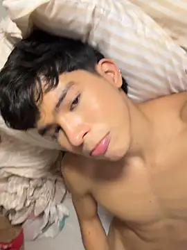 GoldenBenn Live XXX Chat