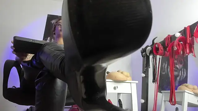 Sarah_Mistress_ élő XXX-chatje
