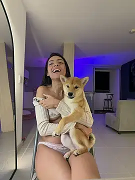 XXX chat uživo modela ZaraLuuv