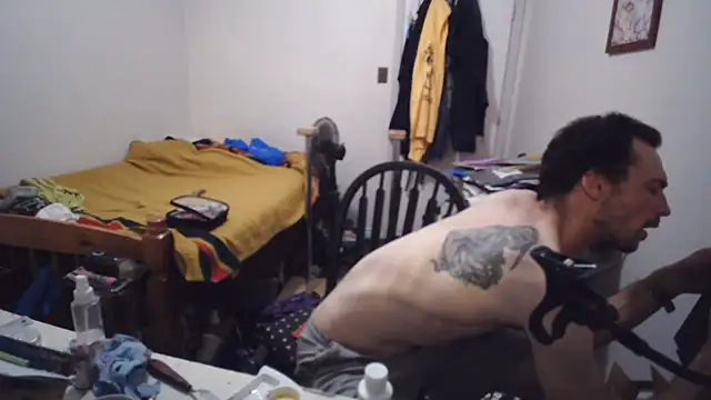JohnnyMoves' Live XXX Chat