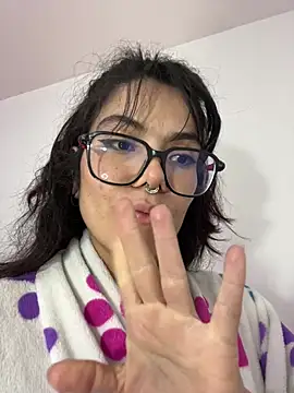 Esmeralda_hairy élő XXX-chatje
