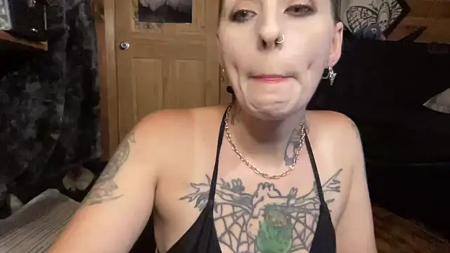 Pokazy przed kamerką – TeenyDoll