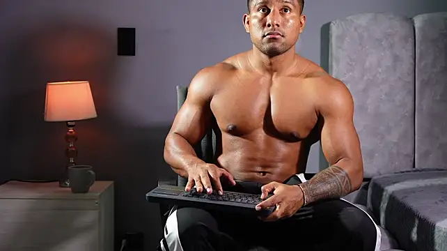 CallumMuscle Adlı Modelin Canlı XXX Sohbeti