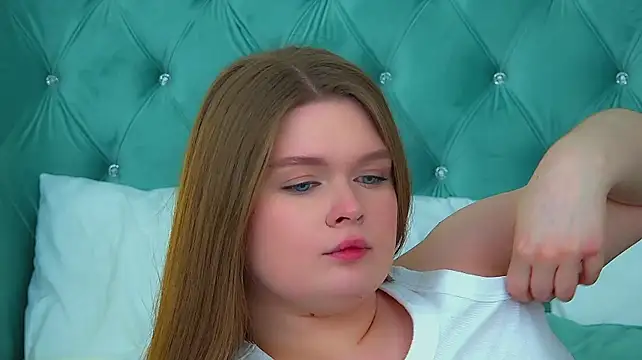 CrystalLyons' Live XXX Chat