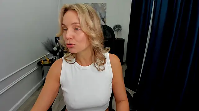 Sinty_Devis Adlı Modelin Canlı XXX Sohbeti