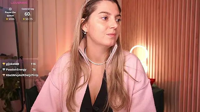 LucreciaStorm Adlı Modelin Canlı XXX Sohbeti