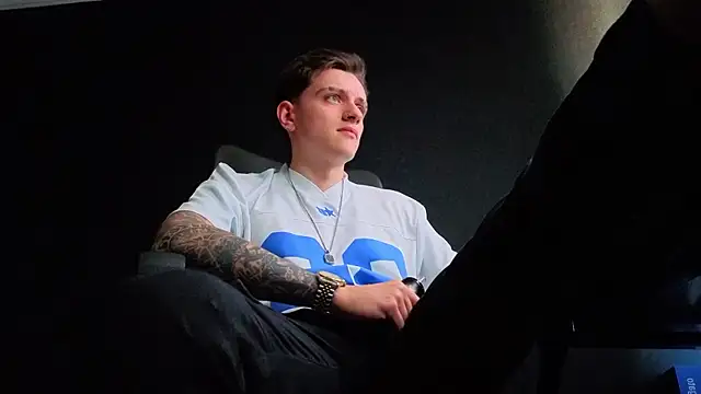 FelixStarkk 라이브 XXX 채팅