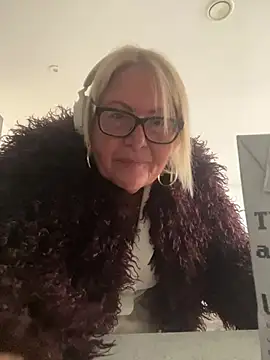 MoistCurveyChanel's Live XXX Chat