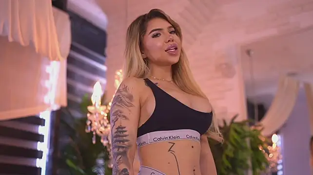Chat +18 de MaevaRey ao vivo