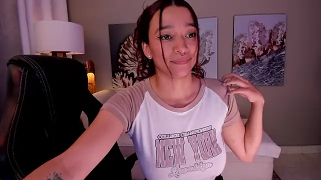 Chat +18 de charlotte_bluee ao vivo