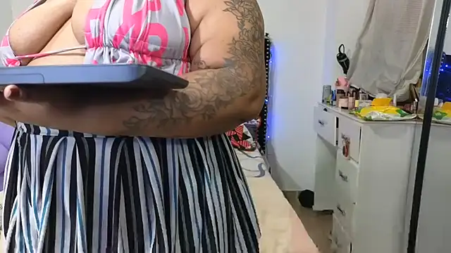 Chat +18 de charlotte_077 ao vivo