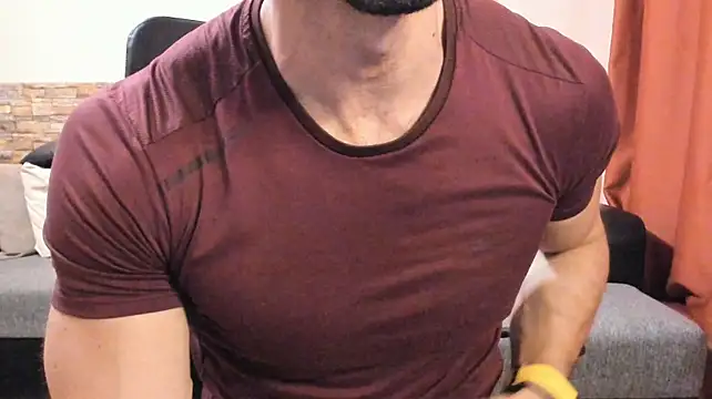 צ'אט XXX בשידור חי של HotHunkTrainer