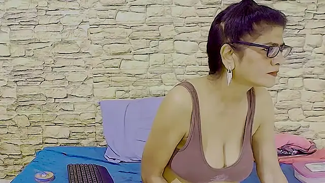IndianAllure élő XXX-chatje