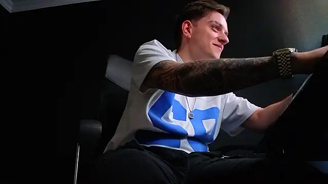 Czat XXX na żywo – FelixStarkk