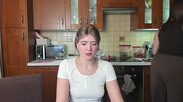 HotCaramellsTV: απευθείας συνομιλία ΧΧΧ