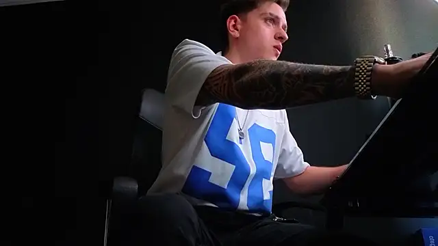 FelixStarkk 라이브 XXX 채팅