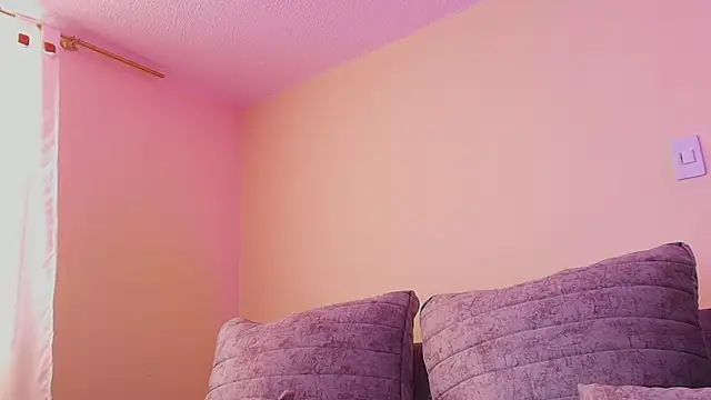 MiaColucci18's Live XXX Chat
