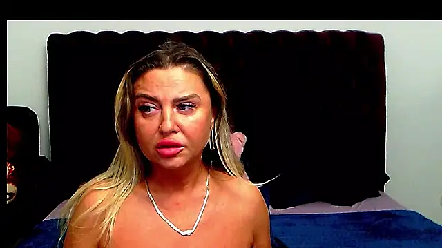 xplayfullblondexx's Live XXX Chat