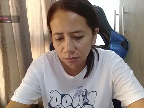 Danielagomez33 即時 XXX 聊天