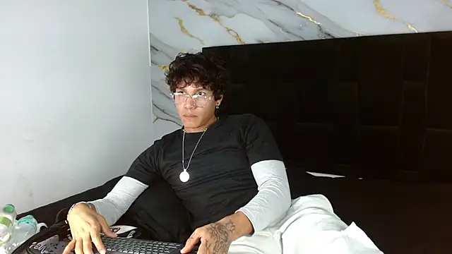 MaximilianRoth's Live XXX Chat