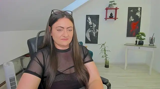 Chat +18 de MistressDarrah ao vivo