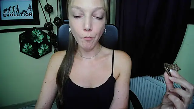 EmillyPlay: απευθείας συνομιλία ΧΧΧ