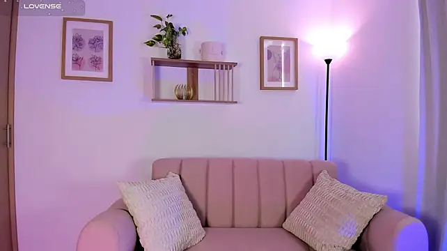 Lilabril élő XXX-chatje