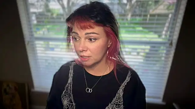 MarlaFknSinger élő XXX-chatje