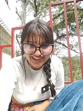 Emily-7 লাইভ XXX চ্যাট