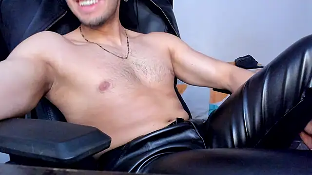 Tommy_Bred লাইভ XXX চ্যাট