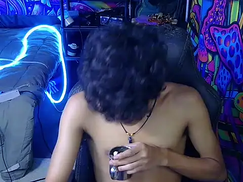 Вебкам-шоу hugekenbigcock