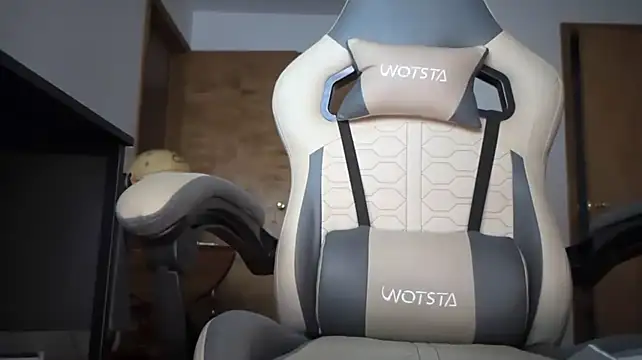 Opondestre00420 élő XXX-chatje