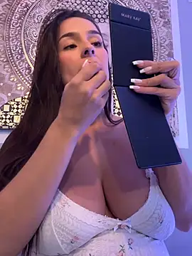 Mau_White Adlı Modelin Canlı XXX Sohbeti