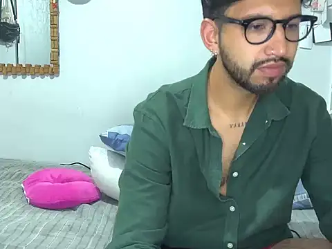 thomass1018 Adlı Modelin Canlı XXX Sohbeti