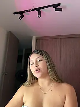 צ'אט XXX בשידור חי של lunablossom_