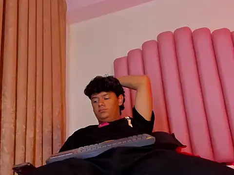 Živý XXX chat cristhian_brown