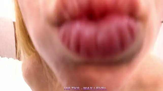 TinyKim_ élő XXX-chatje