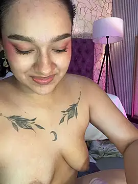EMILYY_FOXYのライブXXXチャット
