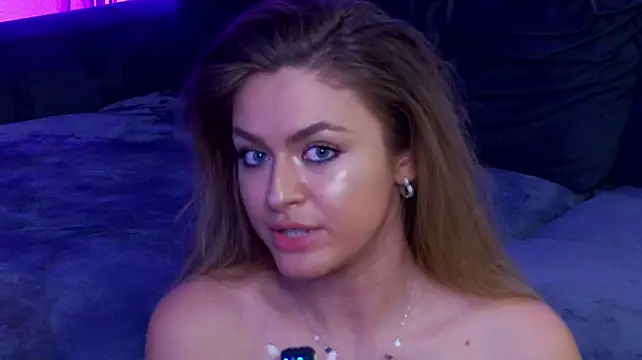 Chat +18 de Aveenaquinn ao vivo