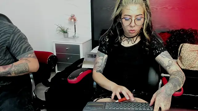 inkedsinners_ Adlı Modelin Canlı XXX Sohbeti