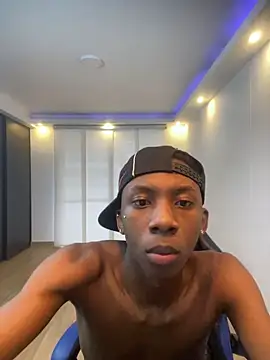 milo018's Live XXX Chat