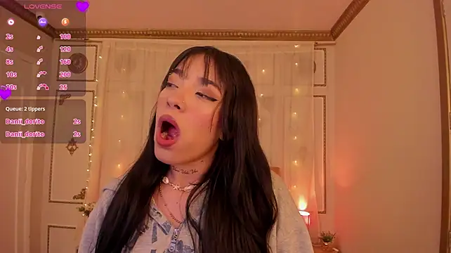 EmaLittle's Live XXX Chat