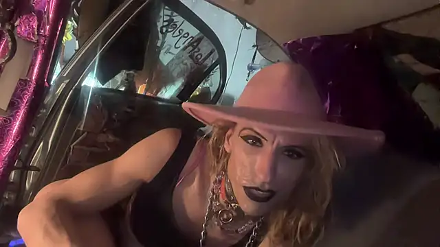 Show modela TgirlBrat na web-kameri