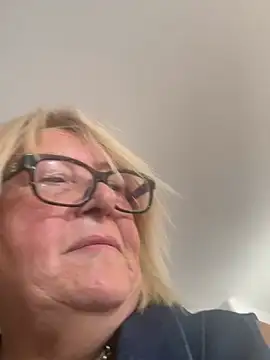 MoistCurveyChanel XXX чат на живо